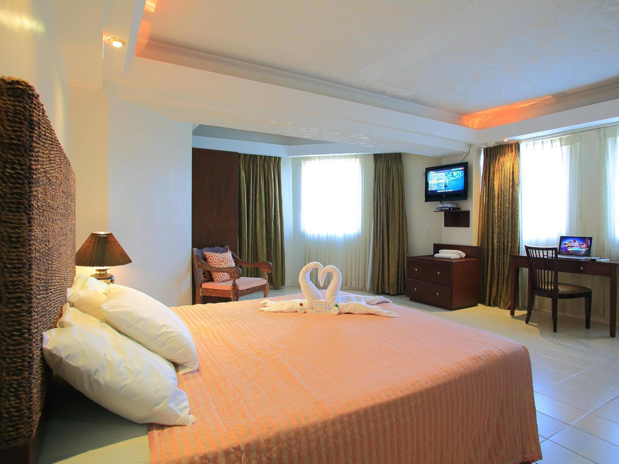 Wild Orchid Beach Resort Olongapo Ngoại thất bức ảnh
